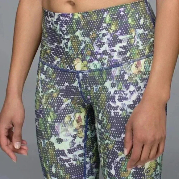 Lululemon Wunder Under Crop II *Full-On Luxtreme (Roll Down) Floral Size 4 - Picture 2 of 15